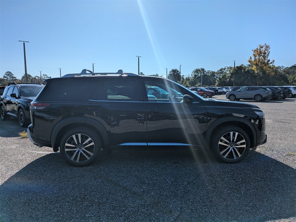 2025 Nissan Pathfinder Platinum photo 2