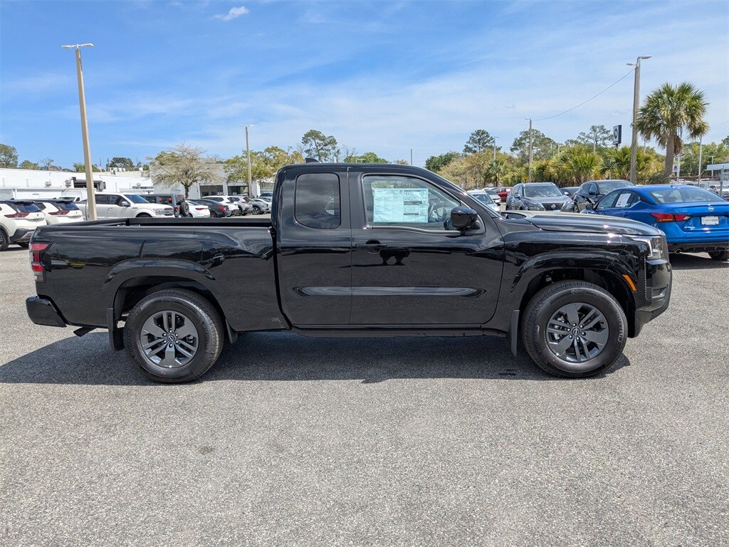2025 Nissan Frontier SV photo 3