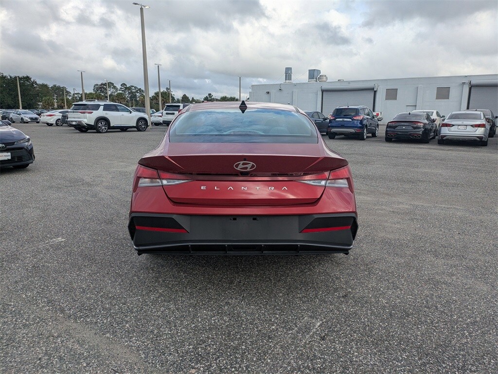 2024 Hyundai Elantra SEL photo 4