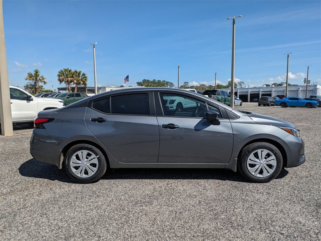 2025 Nissan Versa 1.6 S photo 3