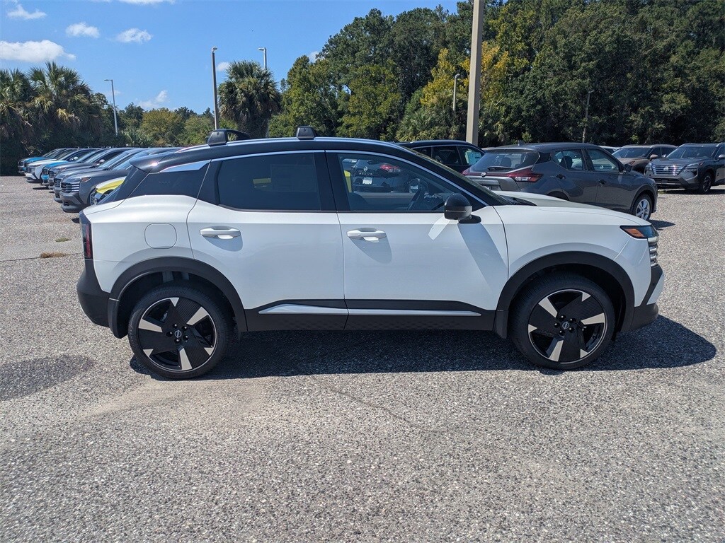 2025 Nissan Kicks SR photo 2