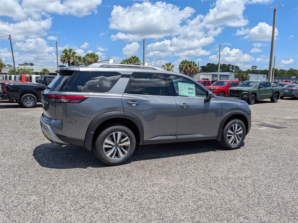 2025 Nissan Pathfinder SL photo 3