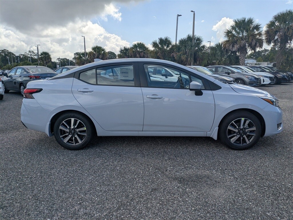 2025 Nissan Versa 1.6 SV photo 2