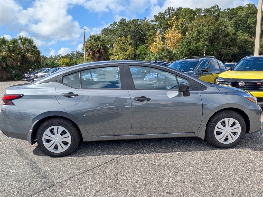 2025 Nissan Versa 1.6 S photo 2