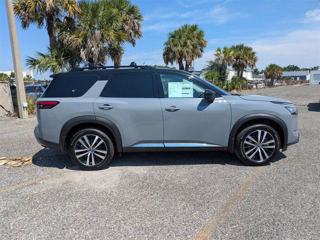 2025 Nissan Pathfinder Platinum photo 2