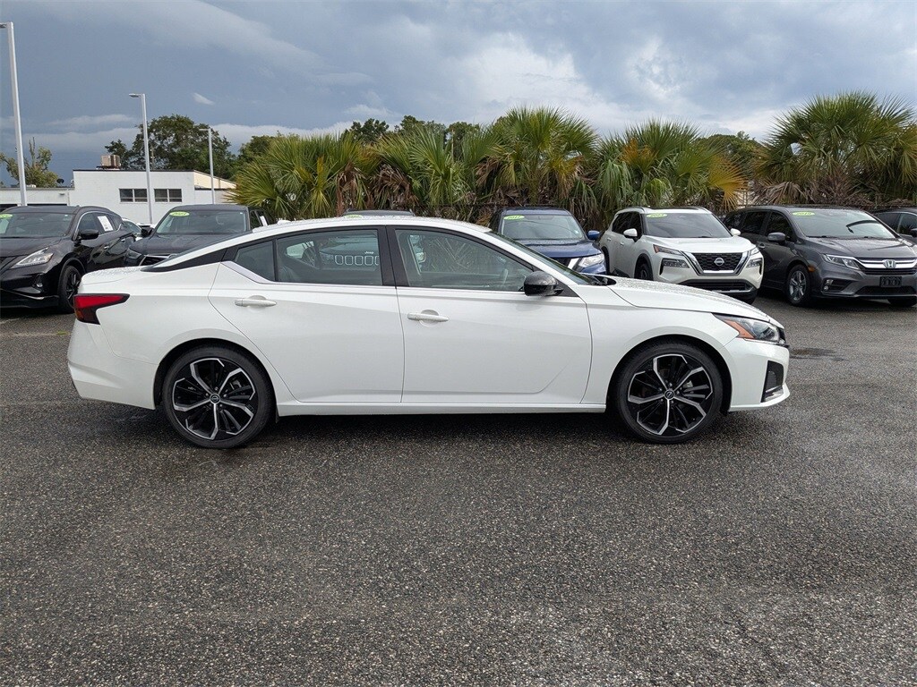 2024 Nissan Altima 2.5 SR photo 2