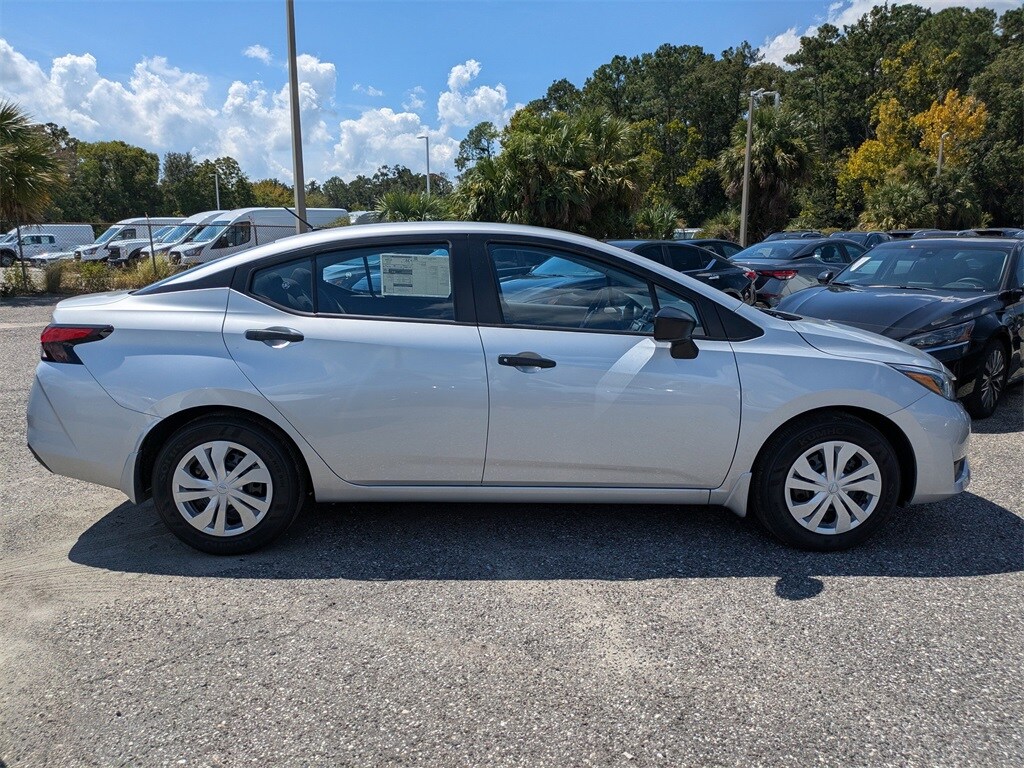 2025 Nissan Versa 1.6 S photo 2