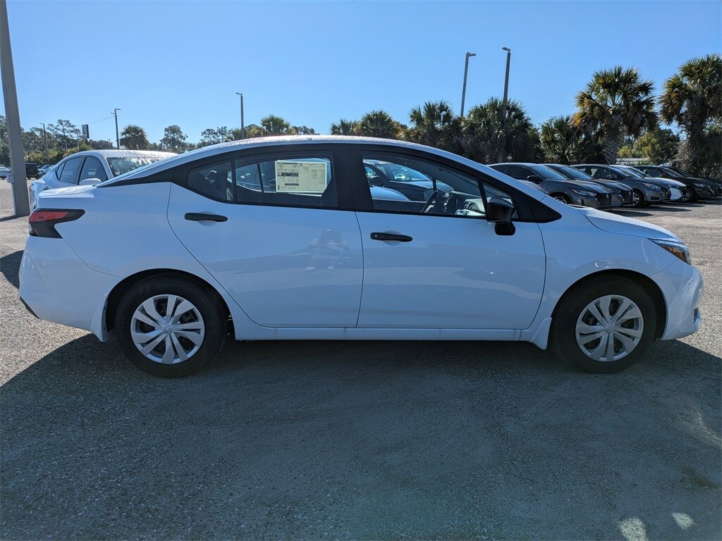 2025 Nissan Versa 1.6 S photo 2