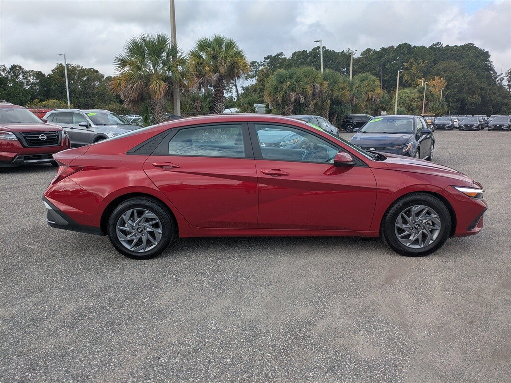 2024 Hyundai Elantra SEL photo 2