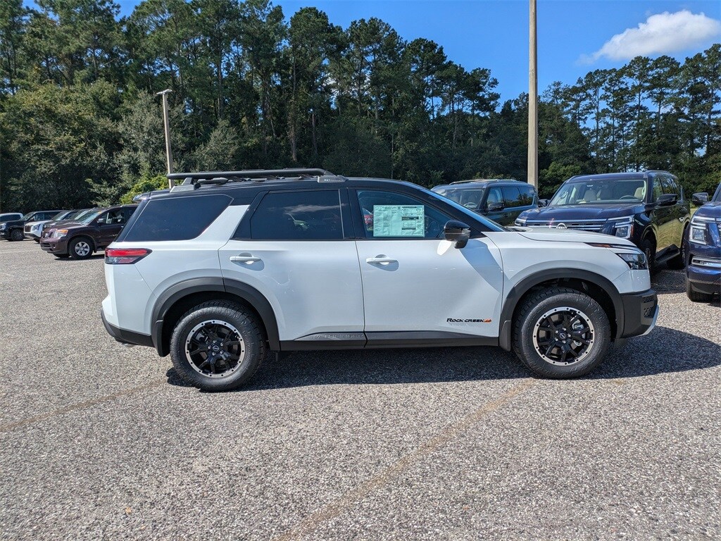 2025 Nissan Pathfinder Rock Creek photo 2