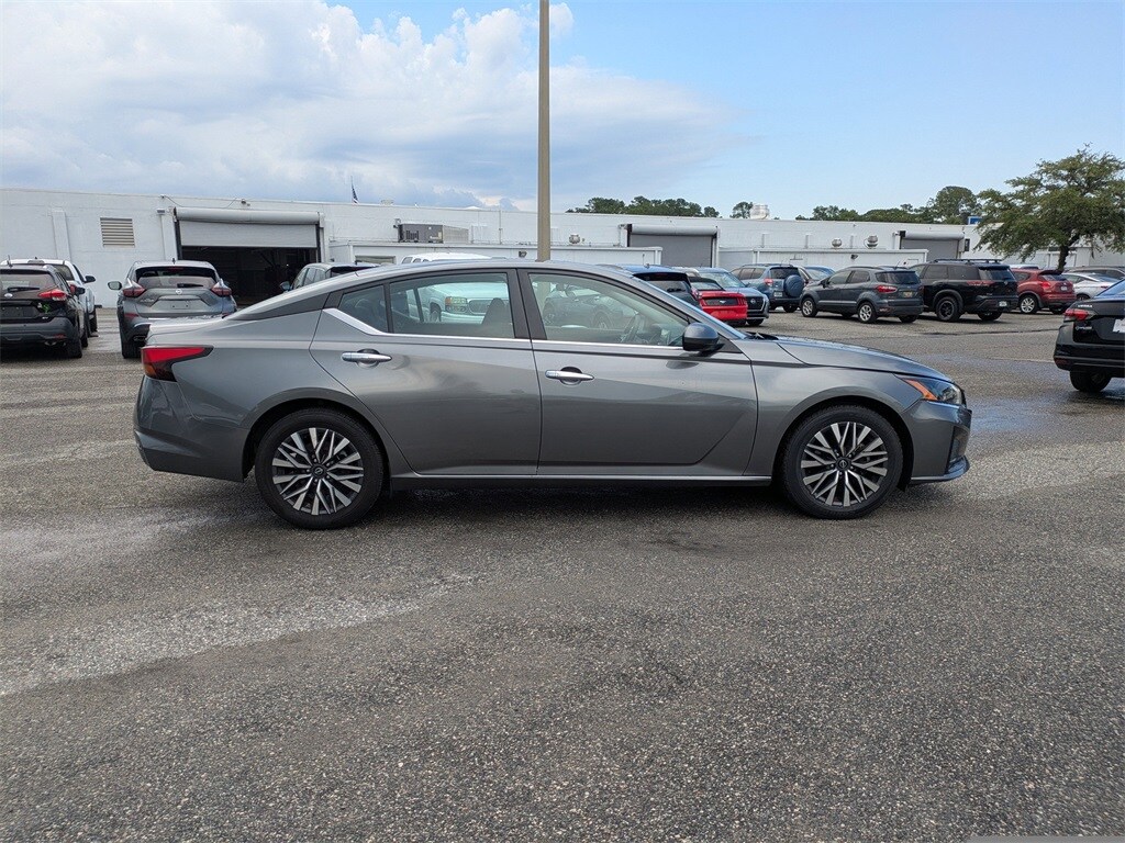 2023 Nissan Altima 2.5 SV photo 2
