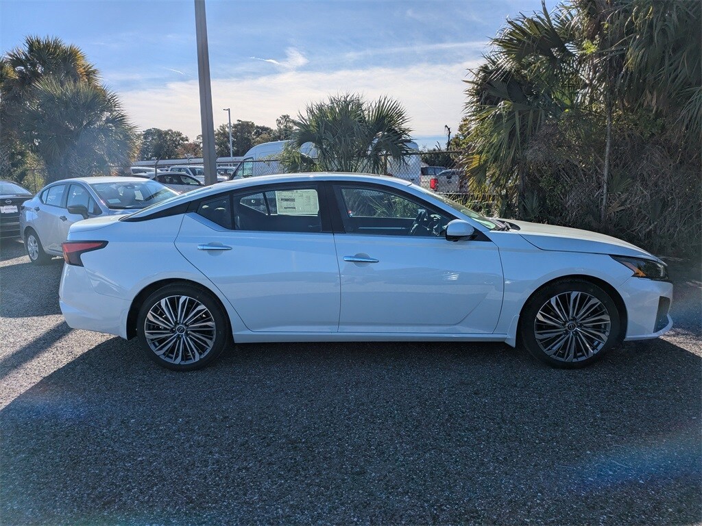 2025 Nissan Altima SL photo 2