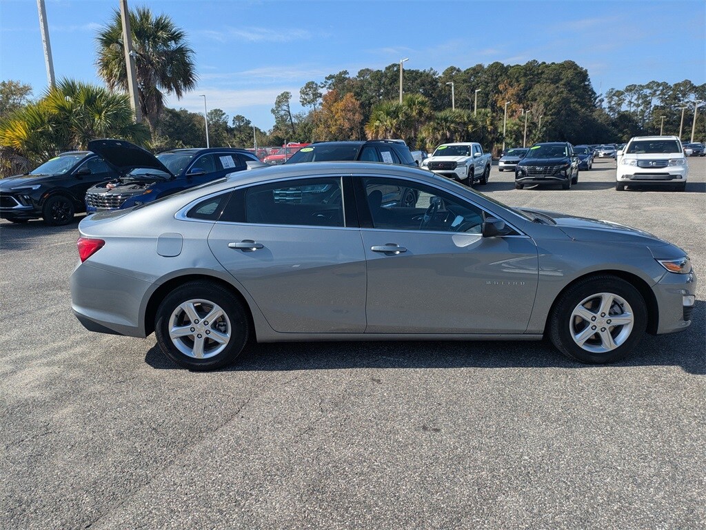 2024 Chevrolet Malibu 1LT photo 2