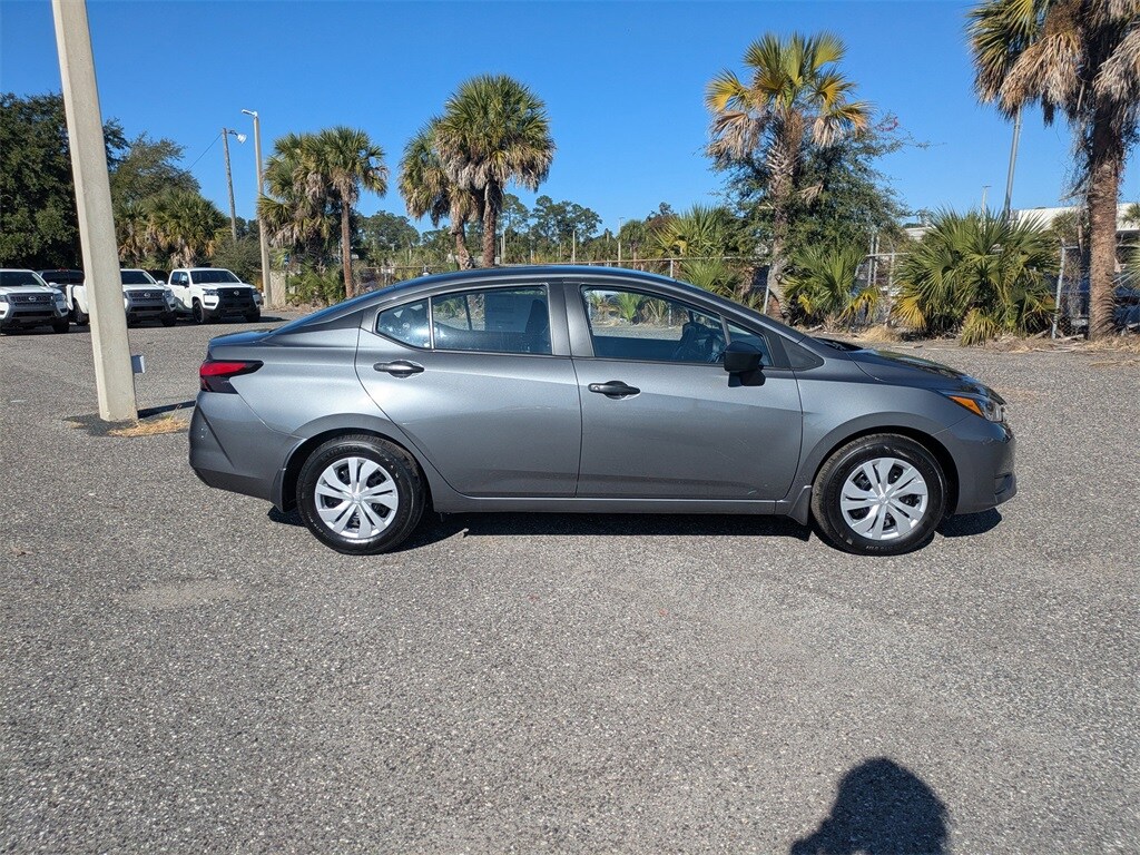 2025 Nissan Versa 1.6 S photo 2