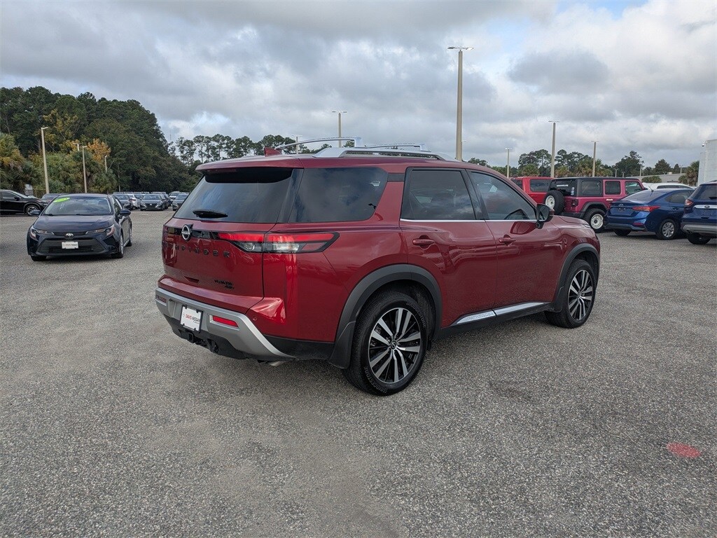 2023 Nissan Pathfinder Platinum photo 2