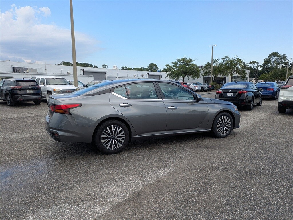 2023 Nissan Altima 2.5 SV photo 3