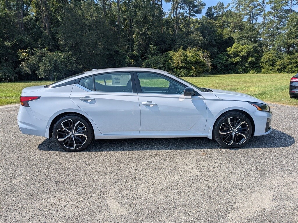 New 2025 Nissan Altima SR Sedan