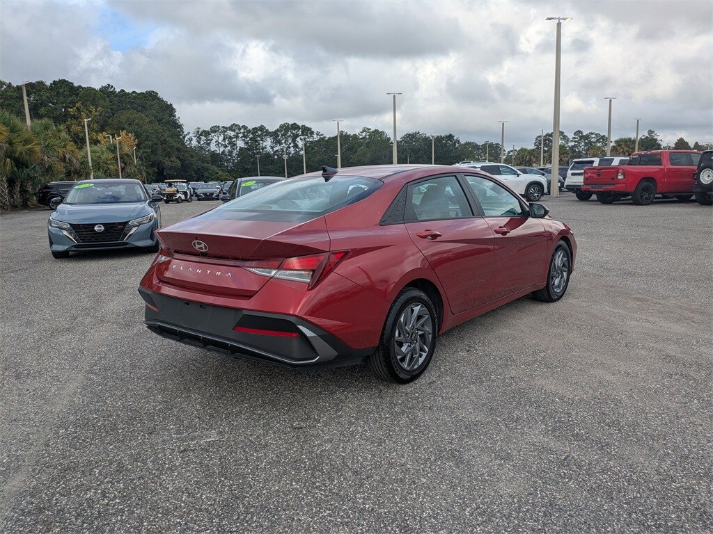 2024 Hyundai Elantra SEL photo 3