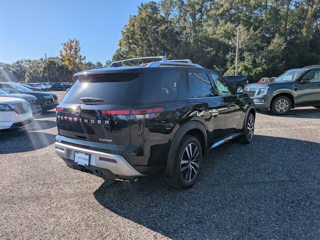 2025 Nissan Pathfinder Platinum photo 3