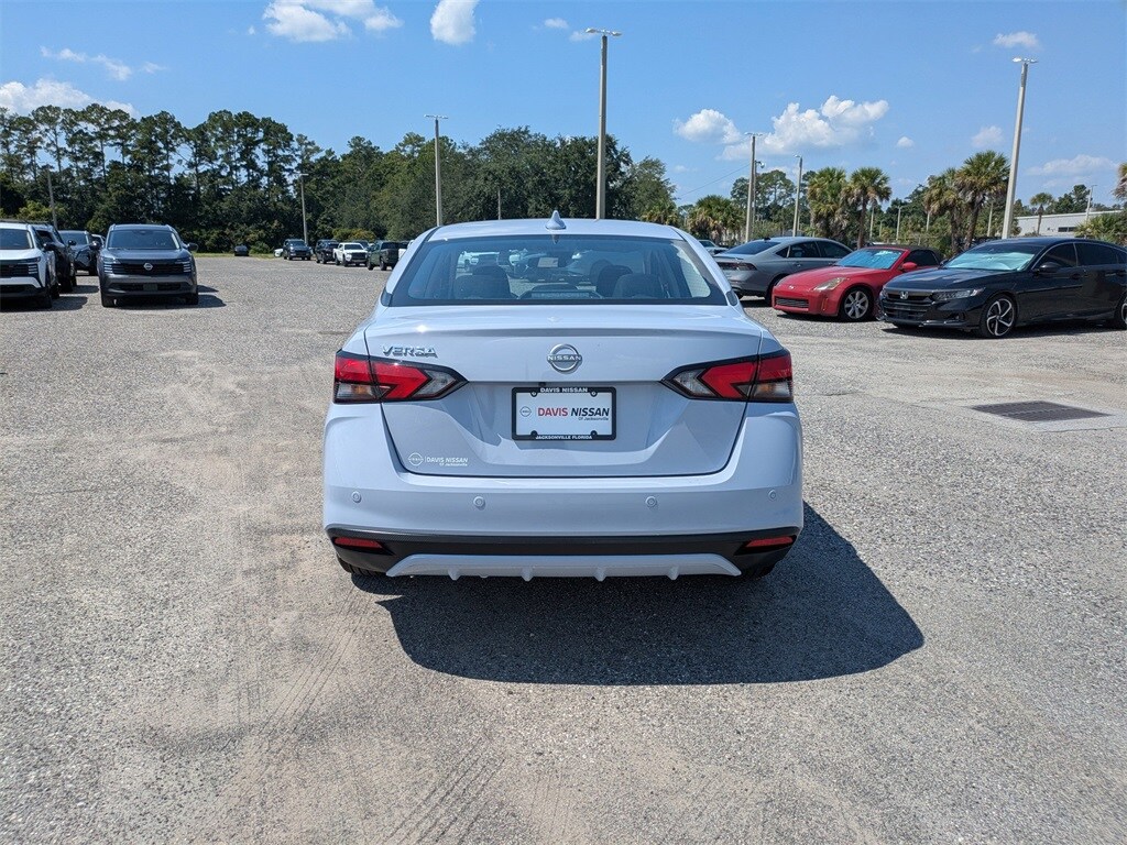 New 2025 Nissan Versa 1.6 SV Sedan