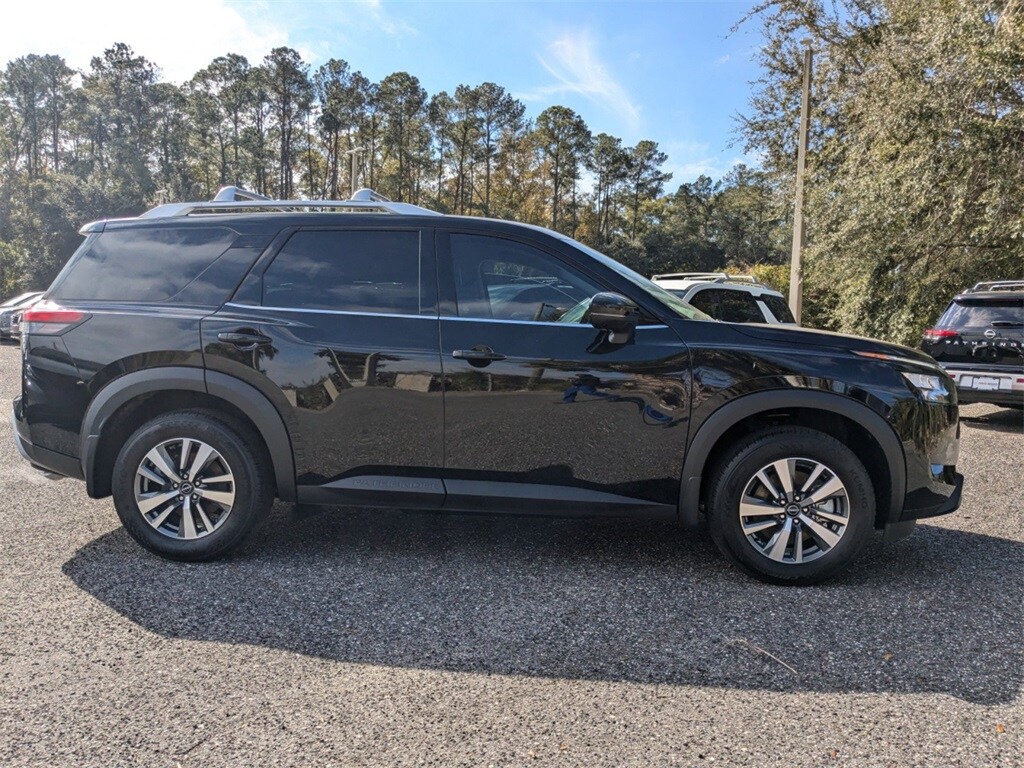 2025 Nissan Pathfinder SL photo 3