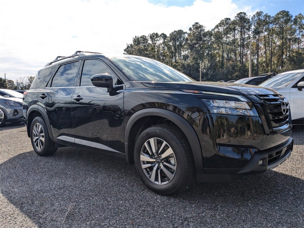 2025 Nissan Pathfinder SL photo 2