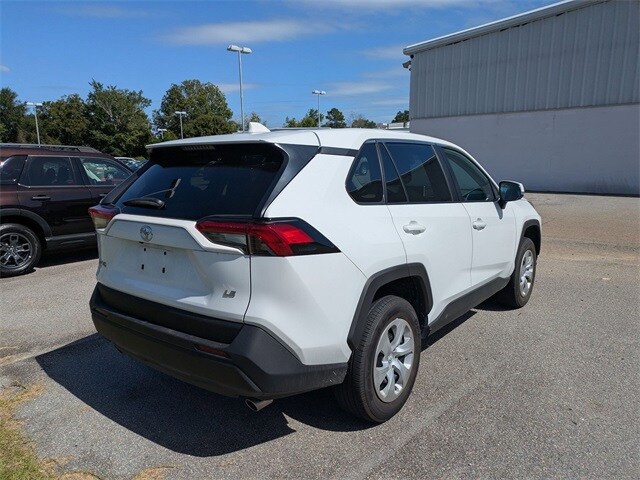 2024 Toyota RAV4 LE photo 3