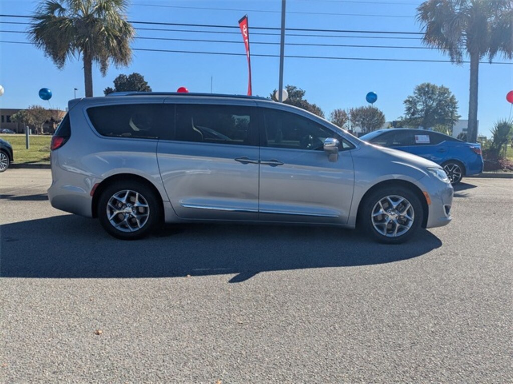 Used 2018 Chrysler Pacifica Limited Minivan/Van