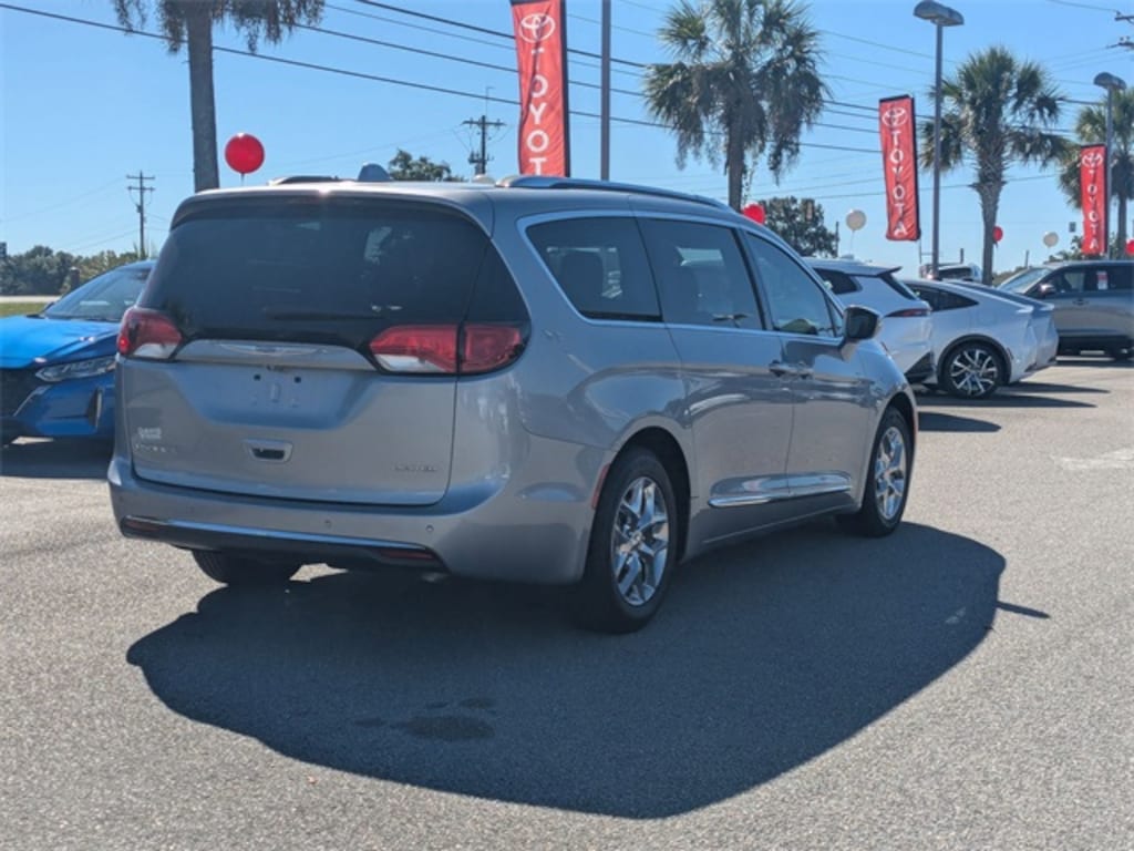 Used 2018 Chrysler Pacifica Limited Minivan/Van