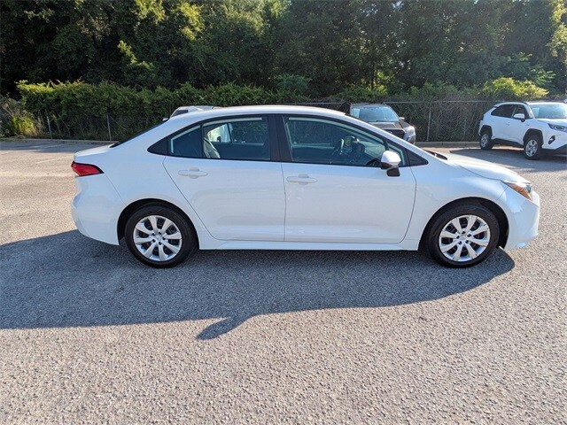 2022 Toyota Corolla LE photo 2