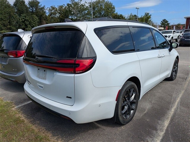 2023 Chrysler Pacifica Touring L photo 2