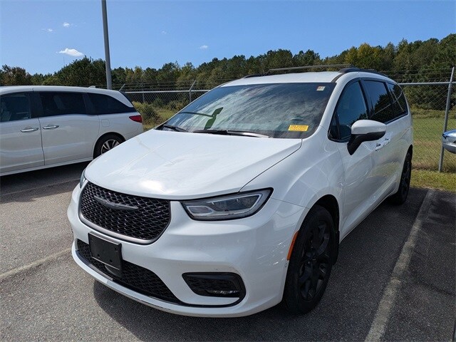 2023 Chrysler Pacifica Touring L photo 3