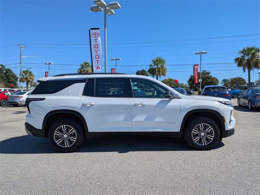 Used 2025 Chevrolet Traverse LT SUV