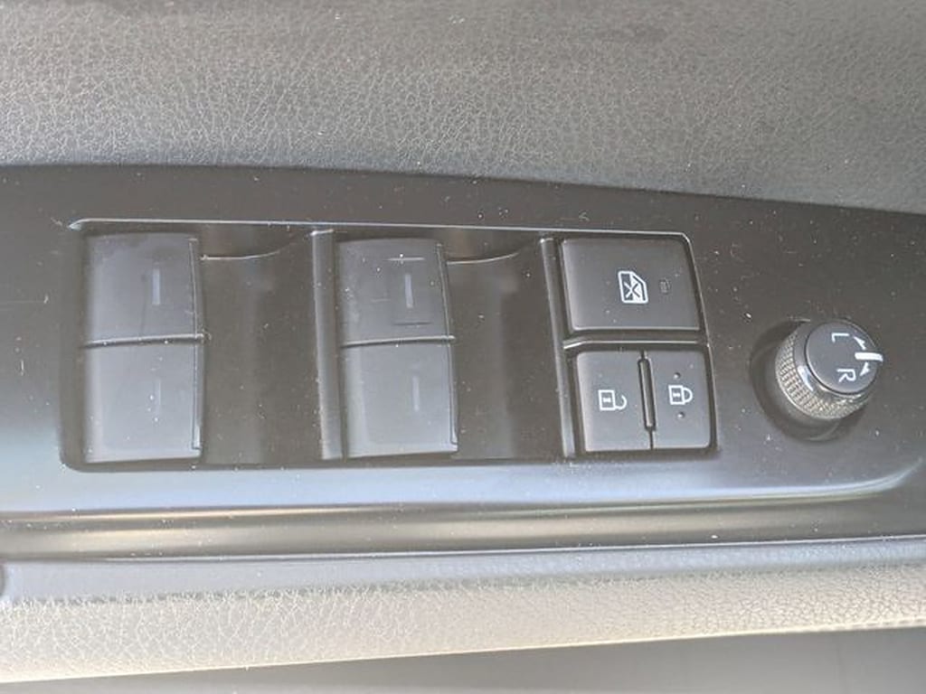 2025 Toyota Camry LE - Photo 11