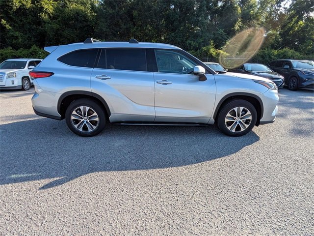 2022 Toyota Highlander XLE photo 2
