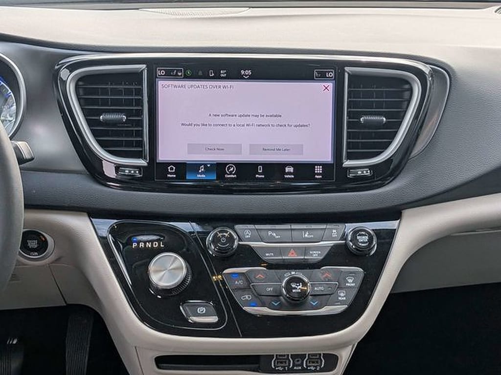2024 Chrysler Pacifica Touring L - Photo 7