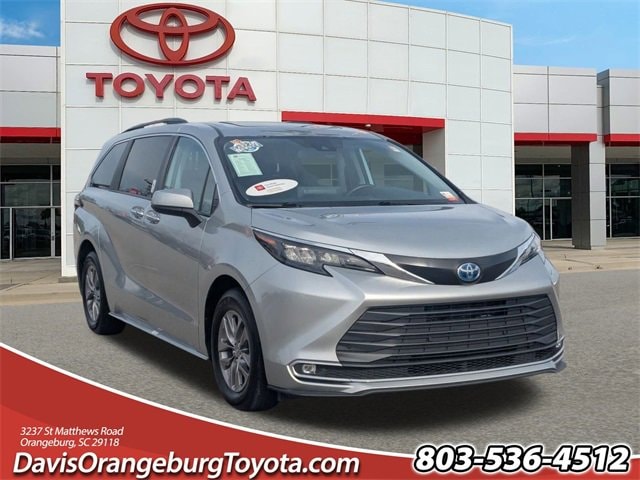 2024 Toyota Sienna XLE's photo