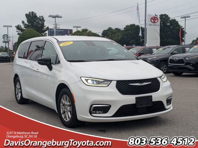 2025 Chrysler Pacifica Select's photo