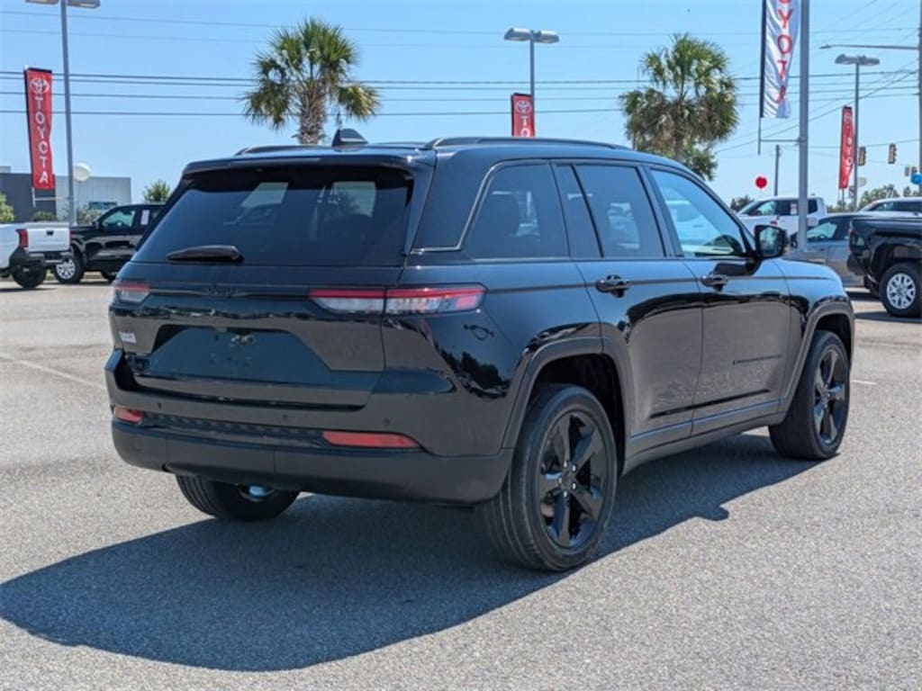 Used 2023 Jeep Grand Cherokee Laredo SUV