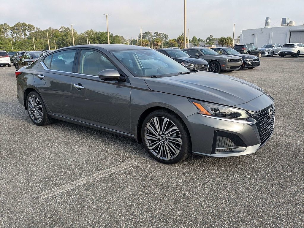 Used 2025 Nissan Altima SL Sedan