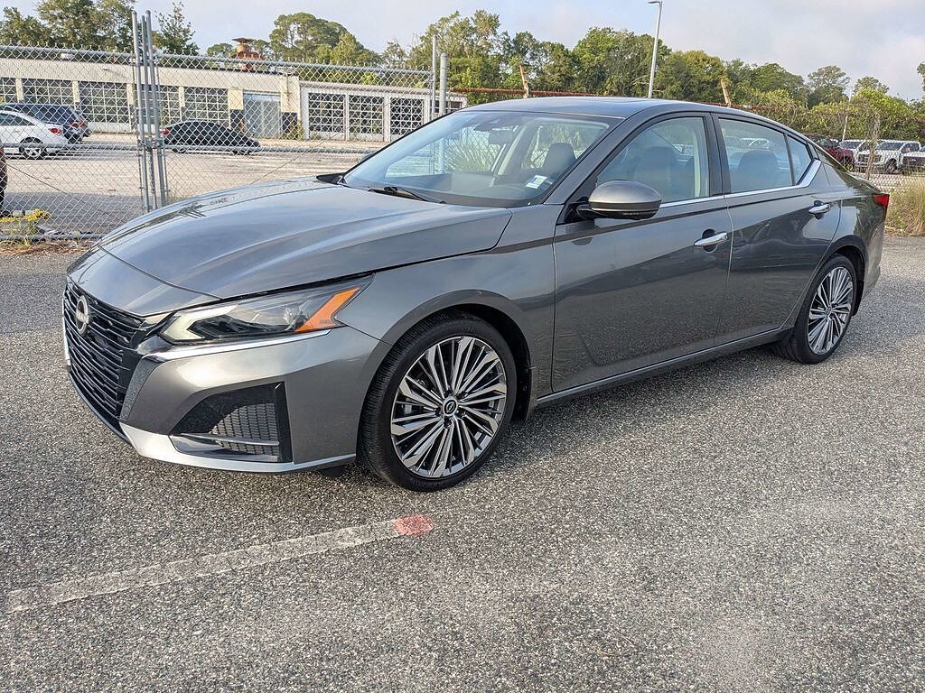 Used 2025 Nissan Altima SL Sedan