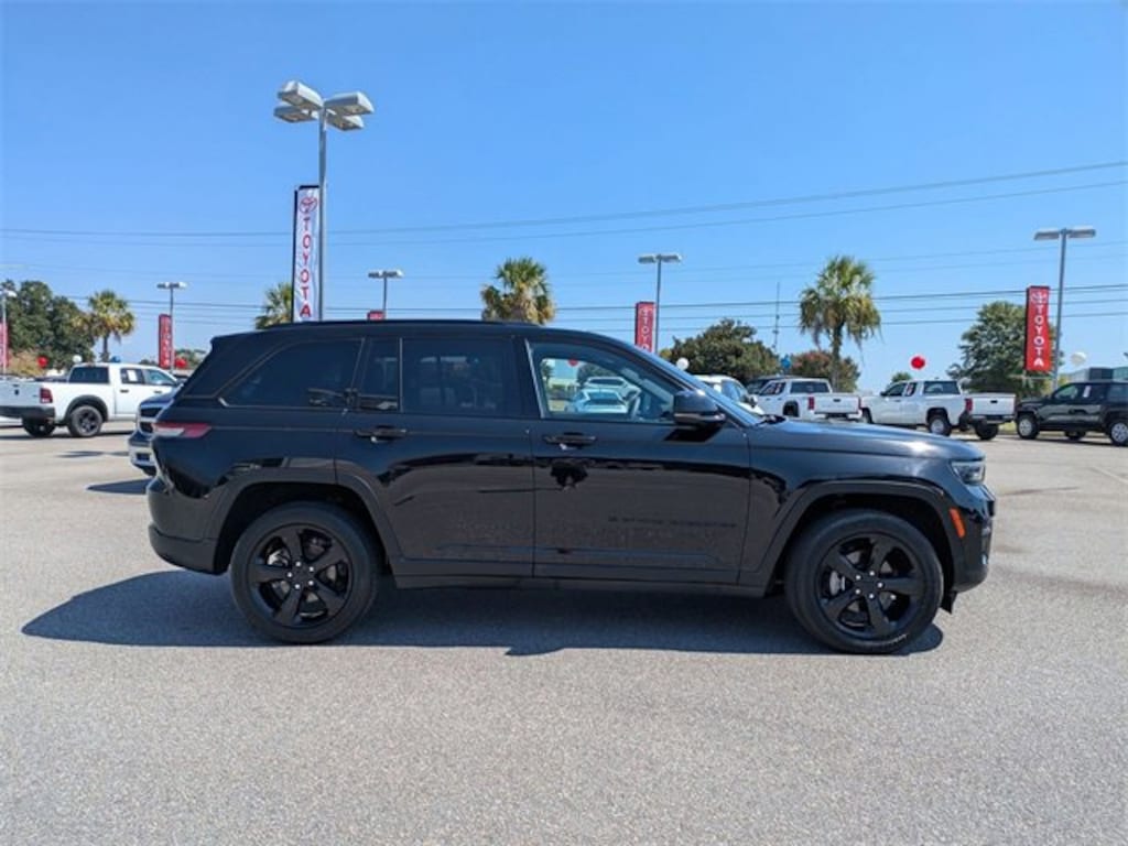 Used 2023 Jeep Grand Cherokee Laredo SUV
