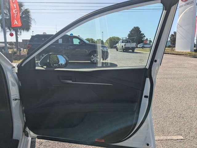 2025 Toyota Camry LE - Photo 31