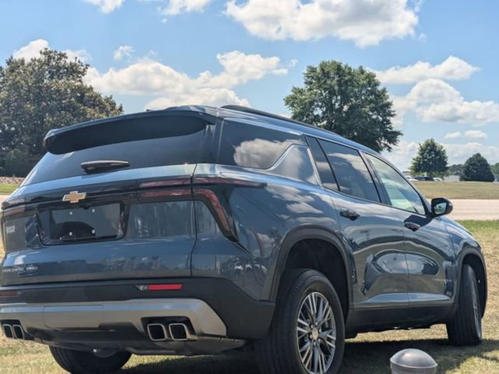 Used 2025 Chevrolet Traverse LT SUV