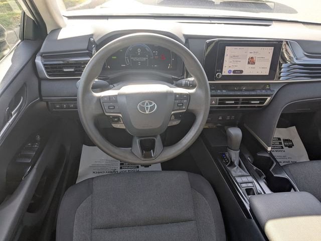 2025 Toyota Camry LE - Photo 28