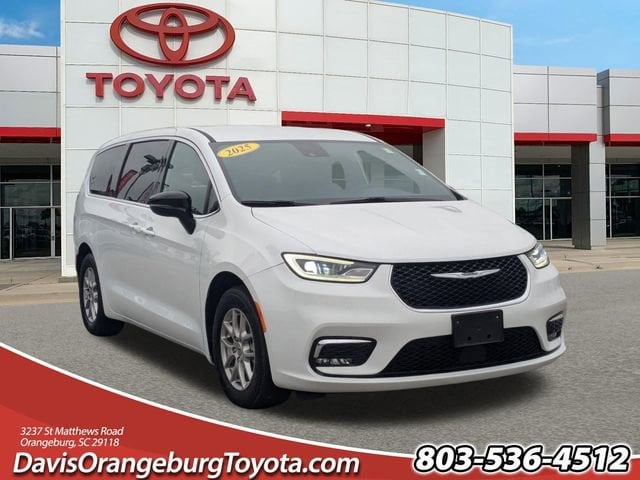 2025 Chrysler Pacifica Select's photo