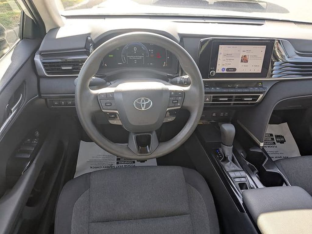 2025 Toyota Camry LE - Photo 27