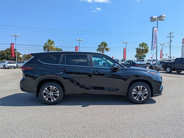 2024 Toyota Highlander XLE photo 2