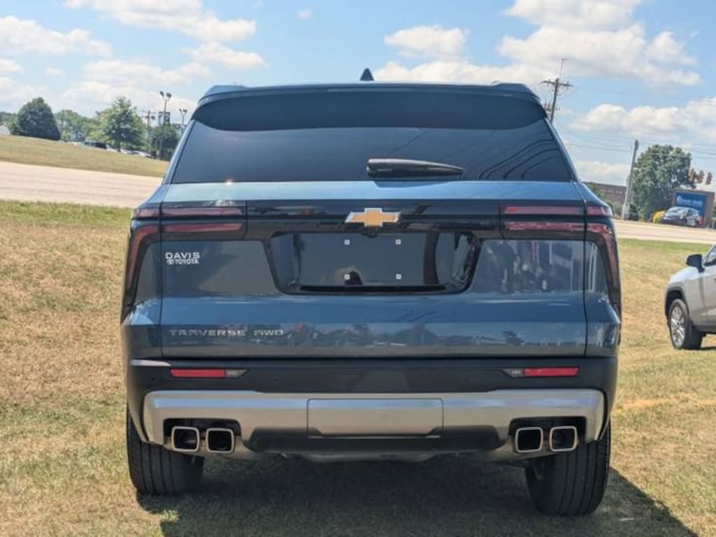 Used 2025 Chevrolet Traverse LT SUV