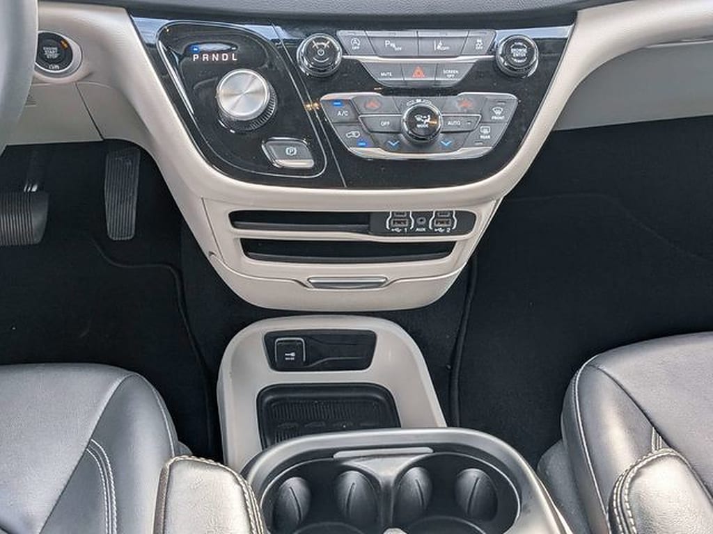 2024 Chrysler Pacifica Touring L - Photo 9